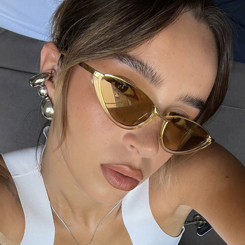 Damen futuristische Cat-Eye Sonnenbrille mit goldenen Akzenten Brehn