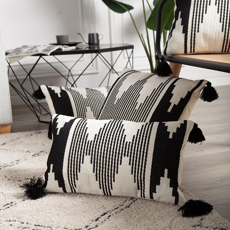Rechteckiger Jacquard-Lumbarkissenbezug mit geometrischem Ethno-Relief und dekorativen Quasten Brehn