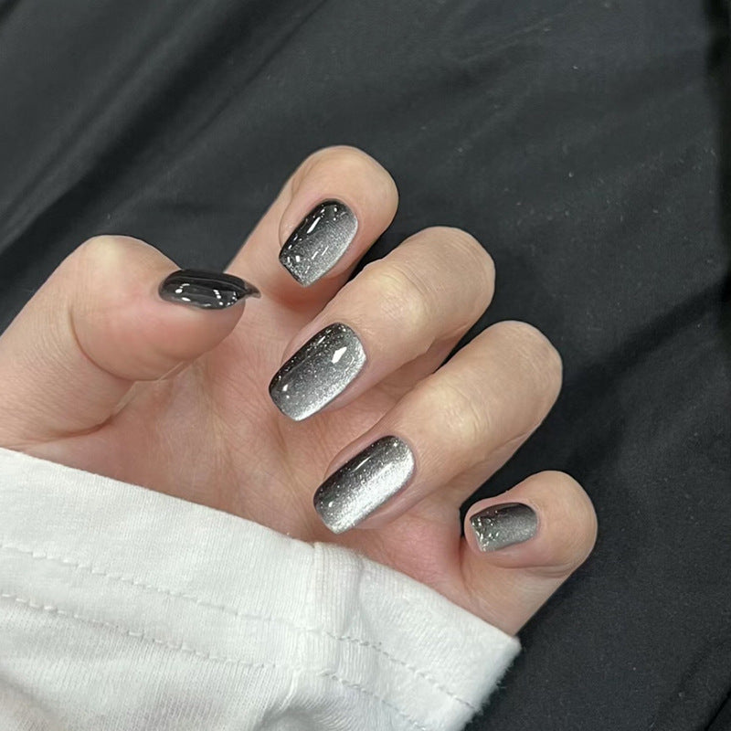 Kunstnagelset mit Glamourösem Ombre-Effekt und Glitzerverzierungen Brehn