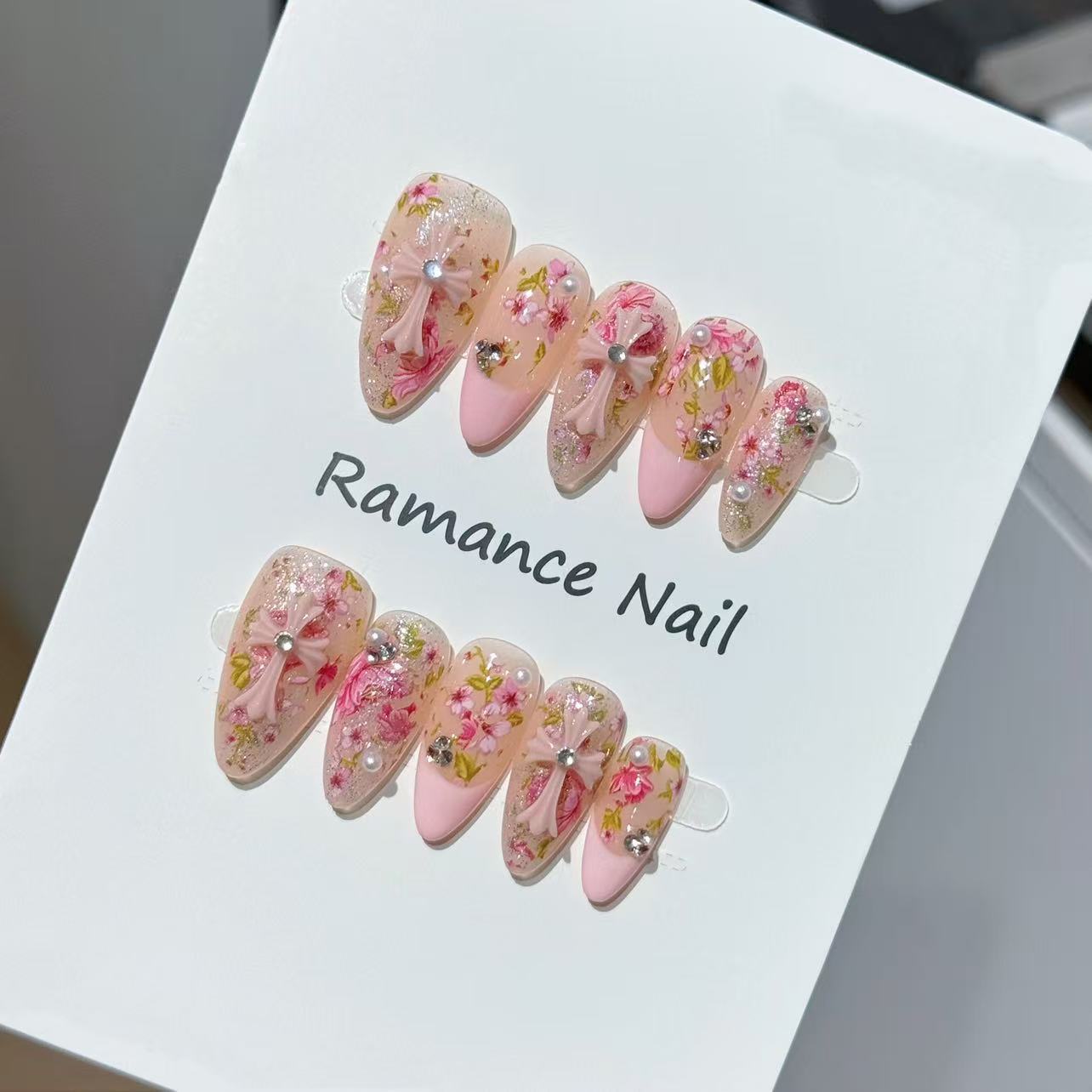 Floral Themed Press-On Nail Set Brehn