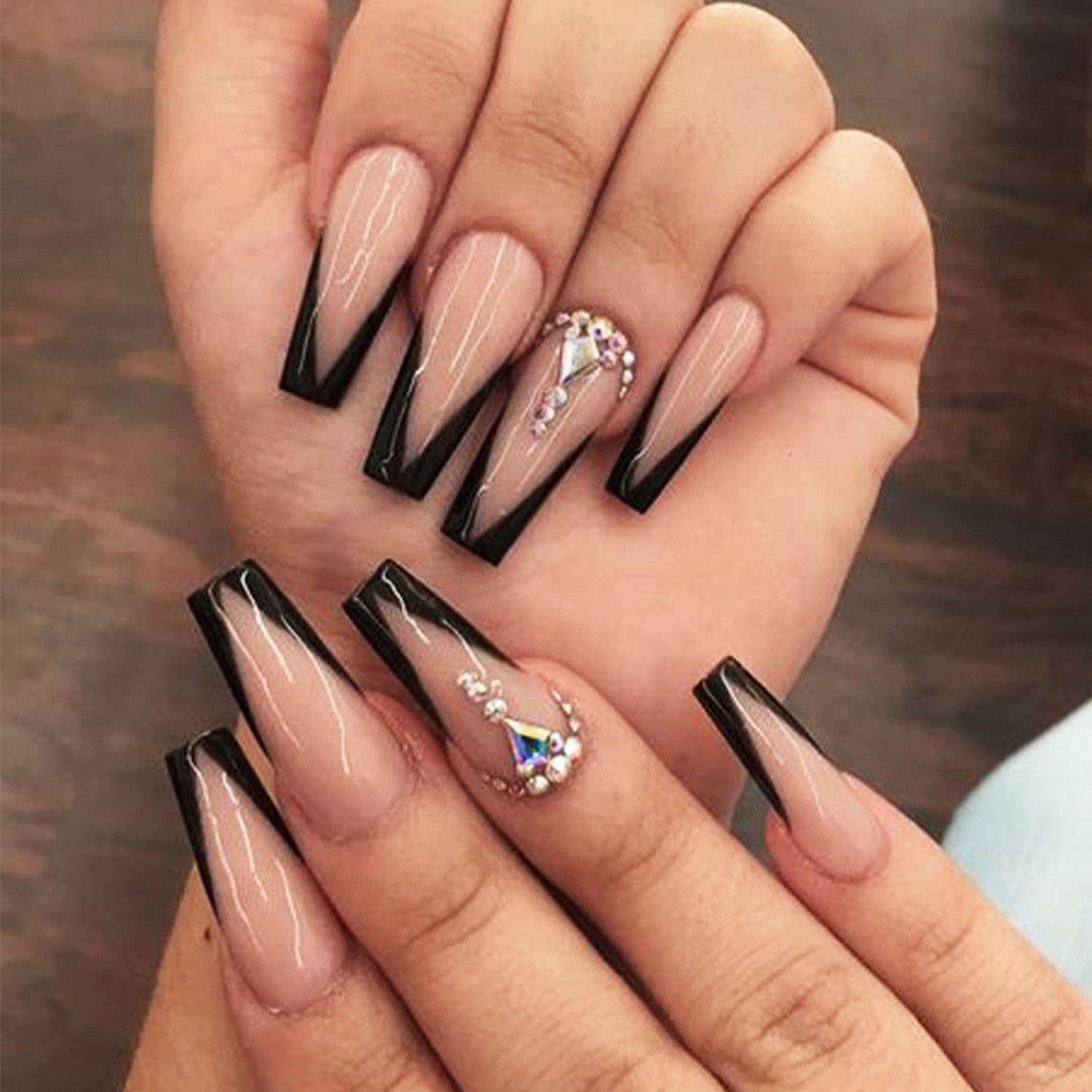 Kunstnagelset mit eleganten Spitzenakzenten Brehn