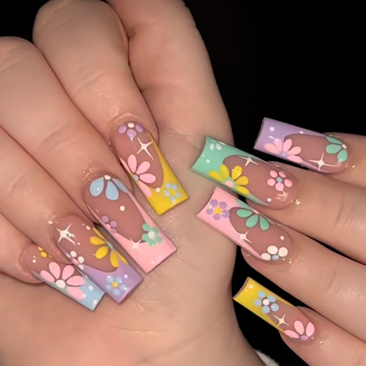 Künstliche Nagelspitzen mit floralen Designs Brehn