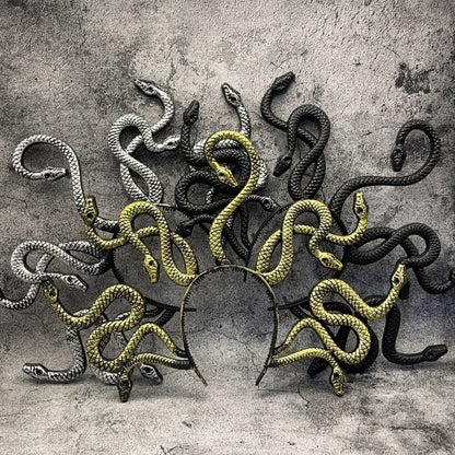 Medusa-inspirierter Haarreif mit 3D-Schlangenapplikationen