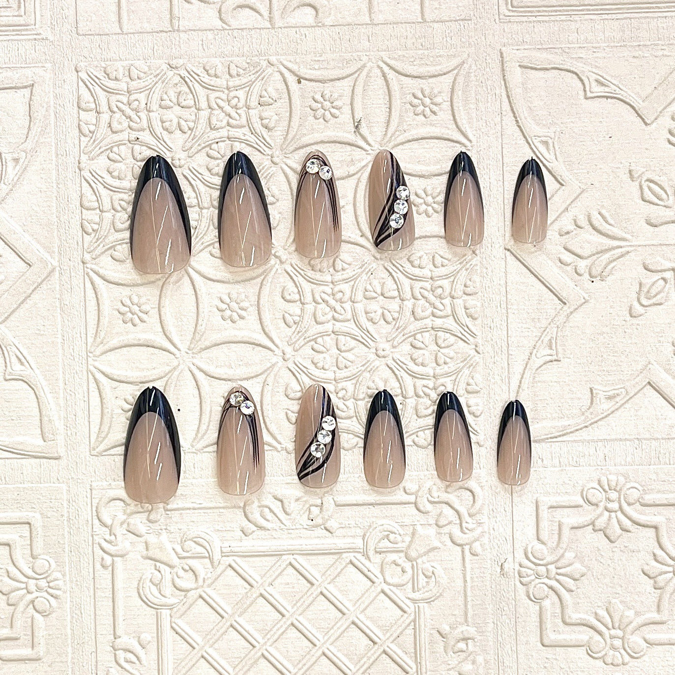 Elegantes Press-On-Nail-Design mit Strassakzenten Brehn