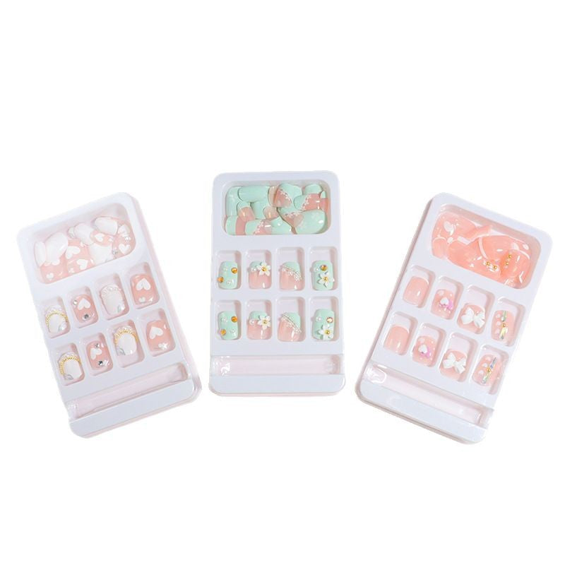 Dekorativer Press-On Nail Art Set mit Schleifenakzenten Brehn