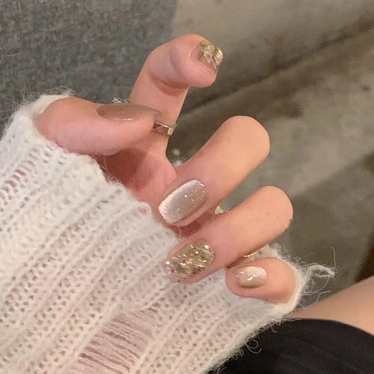 Kunstnagelset mit elegantem Glitzermuster und goldenen Akzenten Brehn