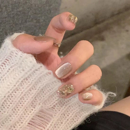 Kunstnagelset mit elegantem Glitzermuster und goldenen Akzenten Brehn