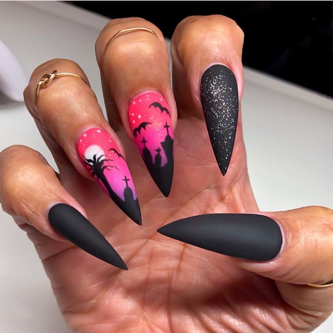 Kunstvolle Nagelkunst im Halloween-Design Brehn
