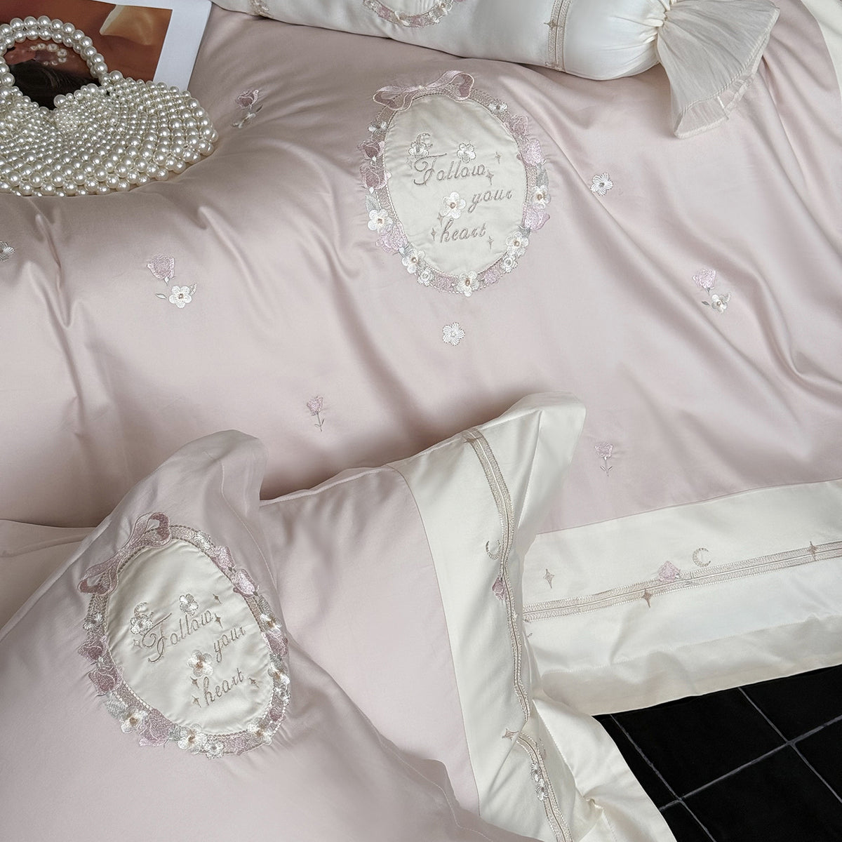 Edles Baumwollsatin-Bettwäscheset mit zarter Rosetten-Stickerei und Dekokissenrolle Brehn