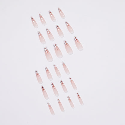 Kunstvolle Nagelverlängerungen mit eleganten Dots und schimmerndem Ombré Brehn