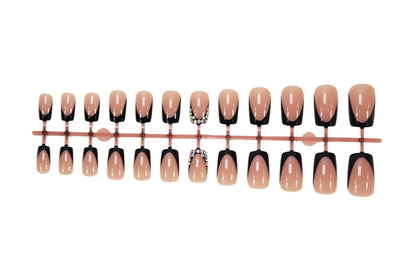 Kunstnagelset mit eleganten Schwarz-Spitzen und funkelnden Akzenten Brehn