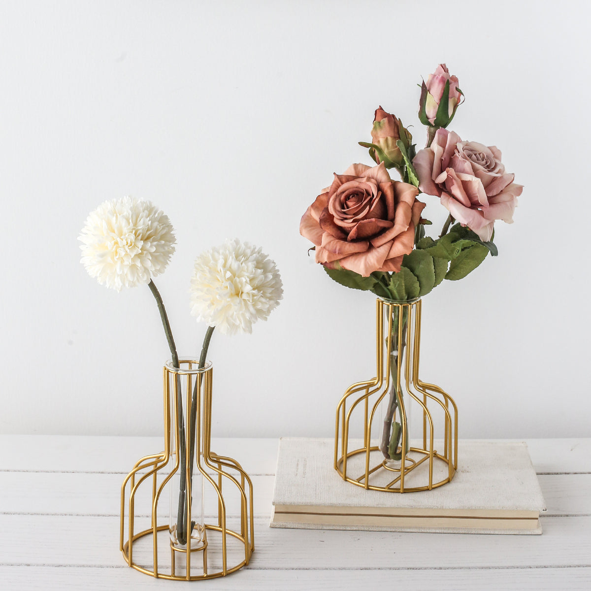 Lebensechte Blumenarrangement
