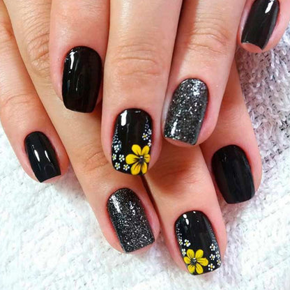 Künstlerische florale und Glitzer-Nagelverlängerungen Brehn