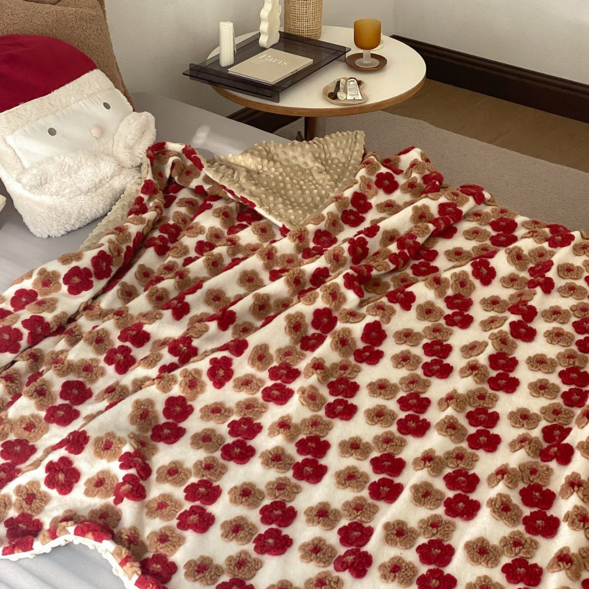 Gemusterte Wohndecke mit gewebten Blumenapplikationen