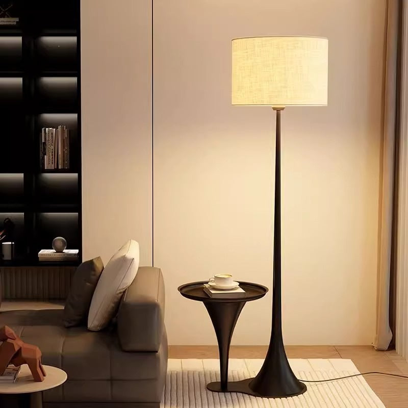 Moderne schlanke Stehlampe