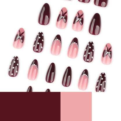 Kunstvolle Nageldesigns mit floralen und geometrischen Akzenten Brehn