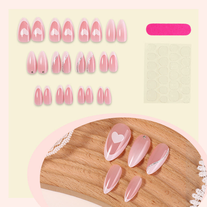 Kunstnagelset mit romantischen Herz- und Glitzerakzenten Brehn