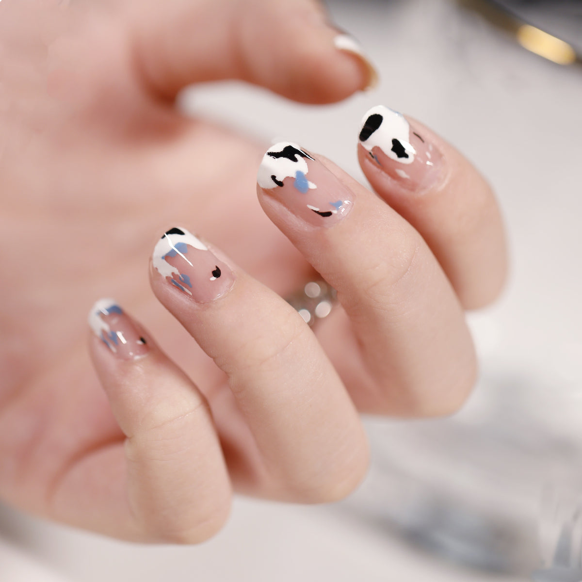 Künstliche Nagelkunst mit herzförmigen Designs und sanften Farbverläufen Brehn