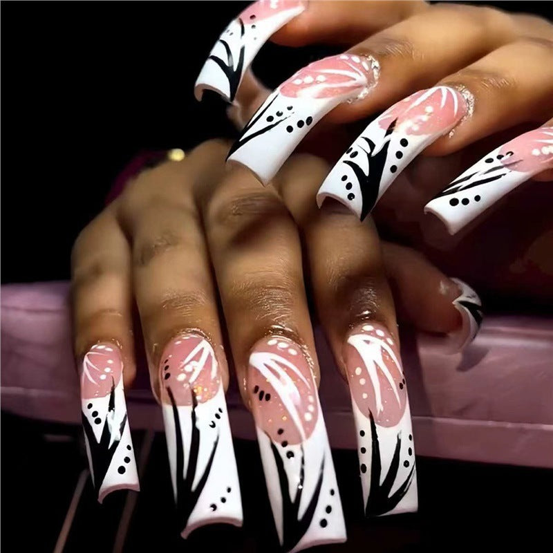 Künstlerische Press-On Nageldesigns Brehn