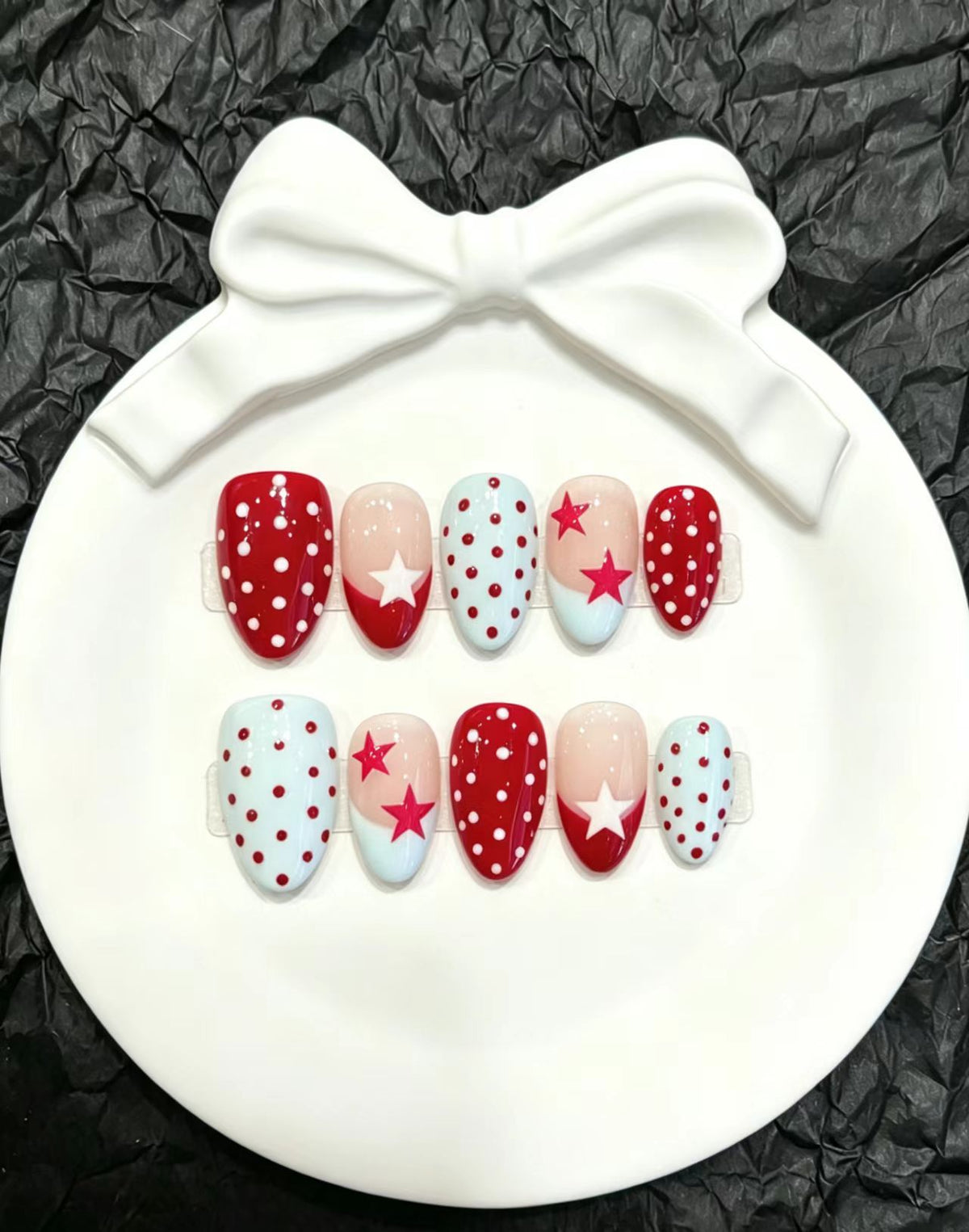 Dekoratives Press-On Nagelkunst-Set mit floralen und verspielten Designs