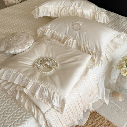 Elegantes besticktes Satin-Bettwäsche-Set mit Volantkissen und gesteppter Tagesdecke Brehn