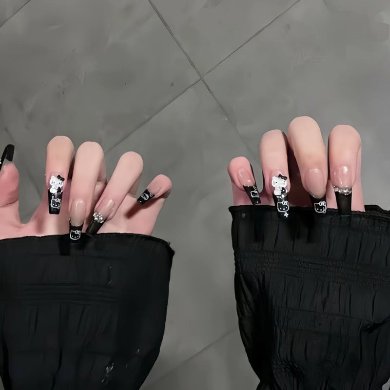 Glamouröse Kunstnagelspitzen mit 3D-Blüten- und Kristallverzierungen Brehn