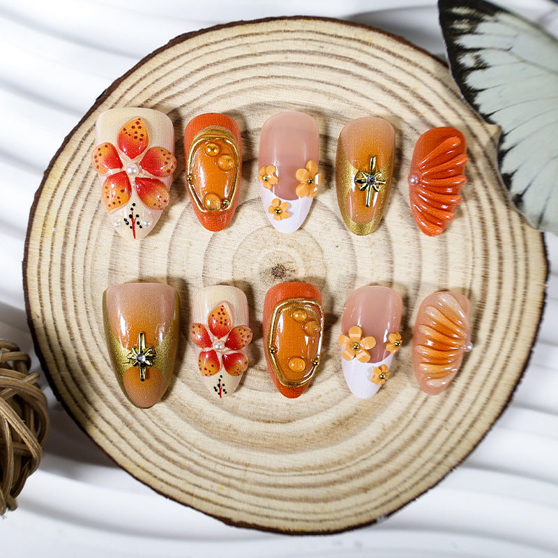 Kunstnagelset mit fröhlichen Blüten- und Glitzerdetails Brehn