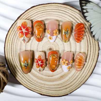 Kunstnagelset mit fröhlichen Blüten- und Glitzerdetails Brehn