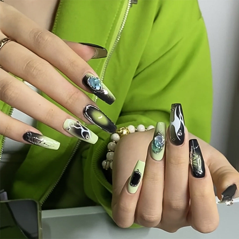 Kunstvolle Nagelverlängerungen mit einzigartigen Glitzerakzenten Brehn