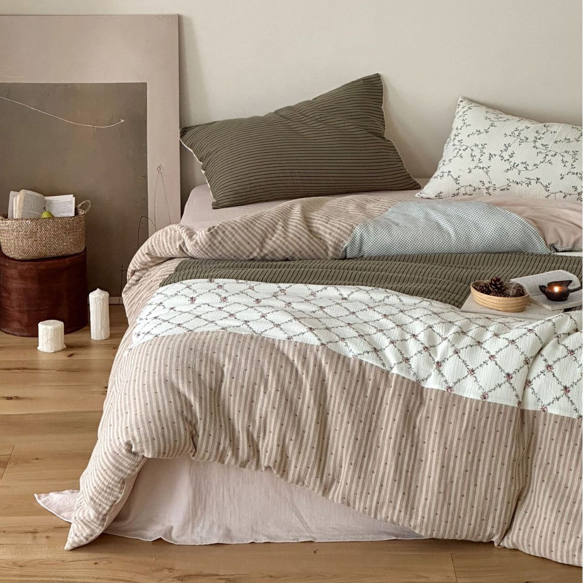 Patchwork gesteppte wendbare Bettdecken-Set mit Kissenbezügen und Leinen-Optik Bettrock