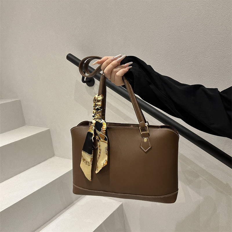 Elegante strukturierte Tragetasche mit dekorativem Schal Brehn