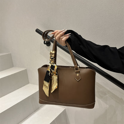 Elegante strukturierte Tragetasche mit dekorativem Schal Brehn