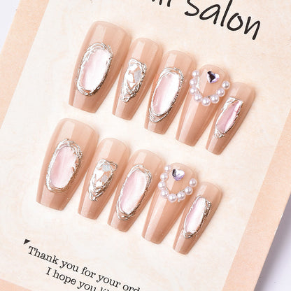 Künstlerisches Press-On-Nageldesign mit eleganten metallischen Akzenten