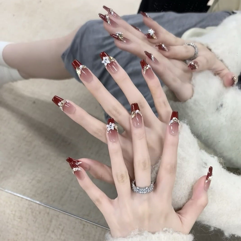 Kunstnagelset mit eleganten glitzernden Akzenten und romantischem Design Brehn