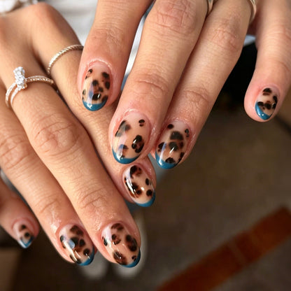 Kunstnagelset mit elegantem Leopardenmuster und buntem French-Tipp Brehn