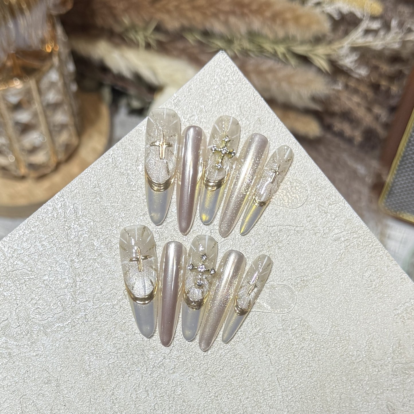 Glamouröse Stiletto Press-On Nail Set mit künstlerischen Akzenten Brehn