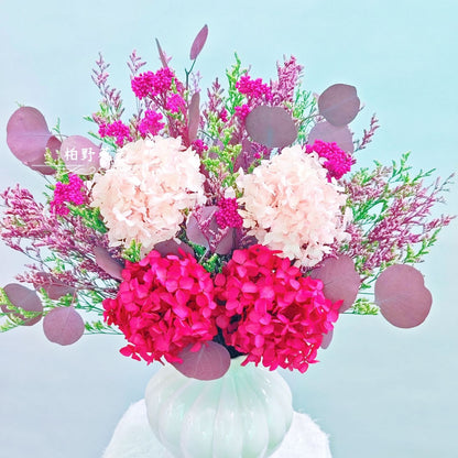Trockenblumenstrauß mit Hydrangea- und Eukalyptus-Akzenten