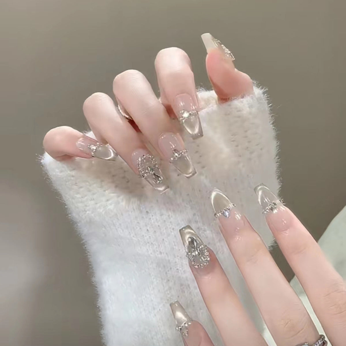 Elegantes Press-On-Nagelset mit Strassdetails Brehn