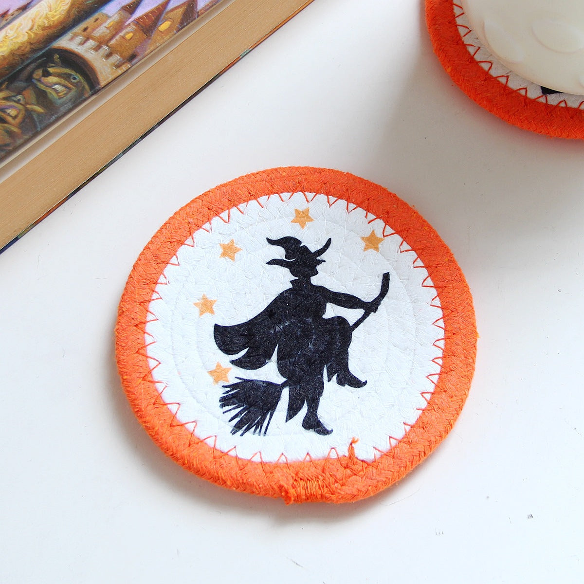 Runde Filz- und Baumwoll-Untersetzer mit gesticktem Halloween-Spukhausmotiv