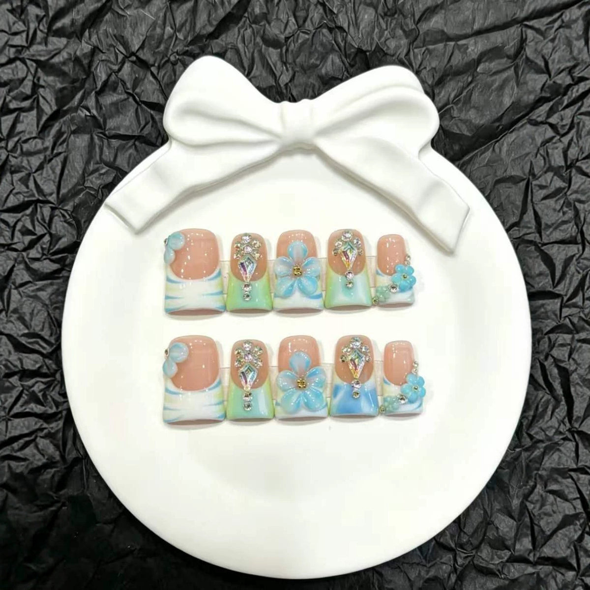 Künstlerisches Floral Press-On Nagelkunstset mit 3D-Verzierungen