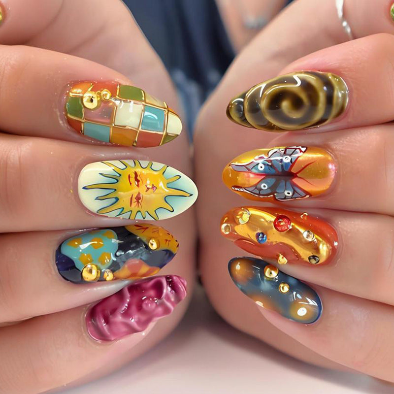 Kunstnagelset mit kreativen Sommer-Motiven und funkelnden Akzenten Brehn
