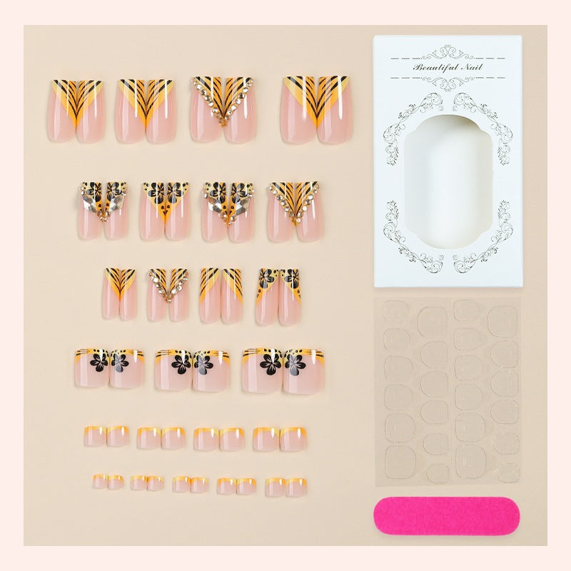 Künstliche Nail Art mit extravaganten Designs und Glitzerelementen Brehn