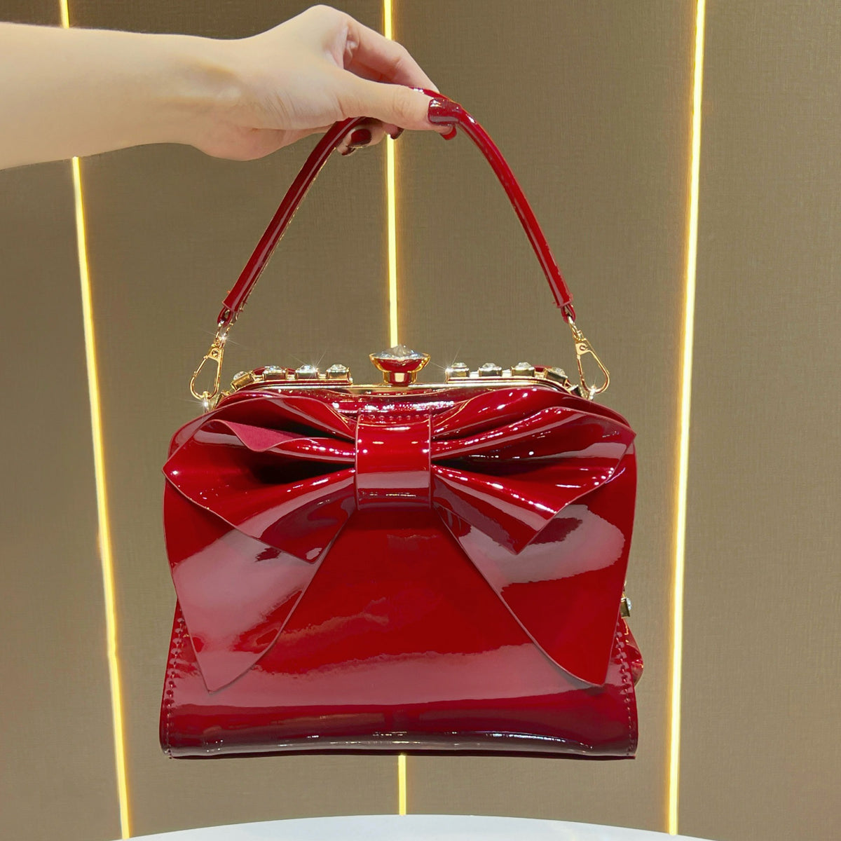 Elegante Handtasche mit Bogenakzent