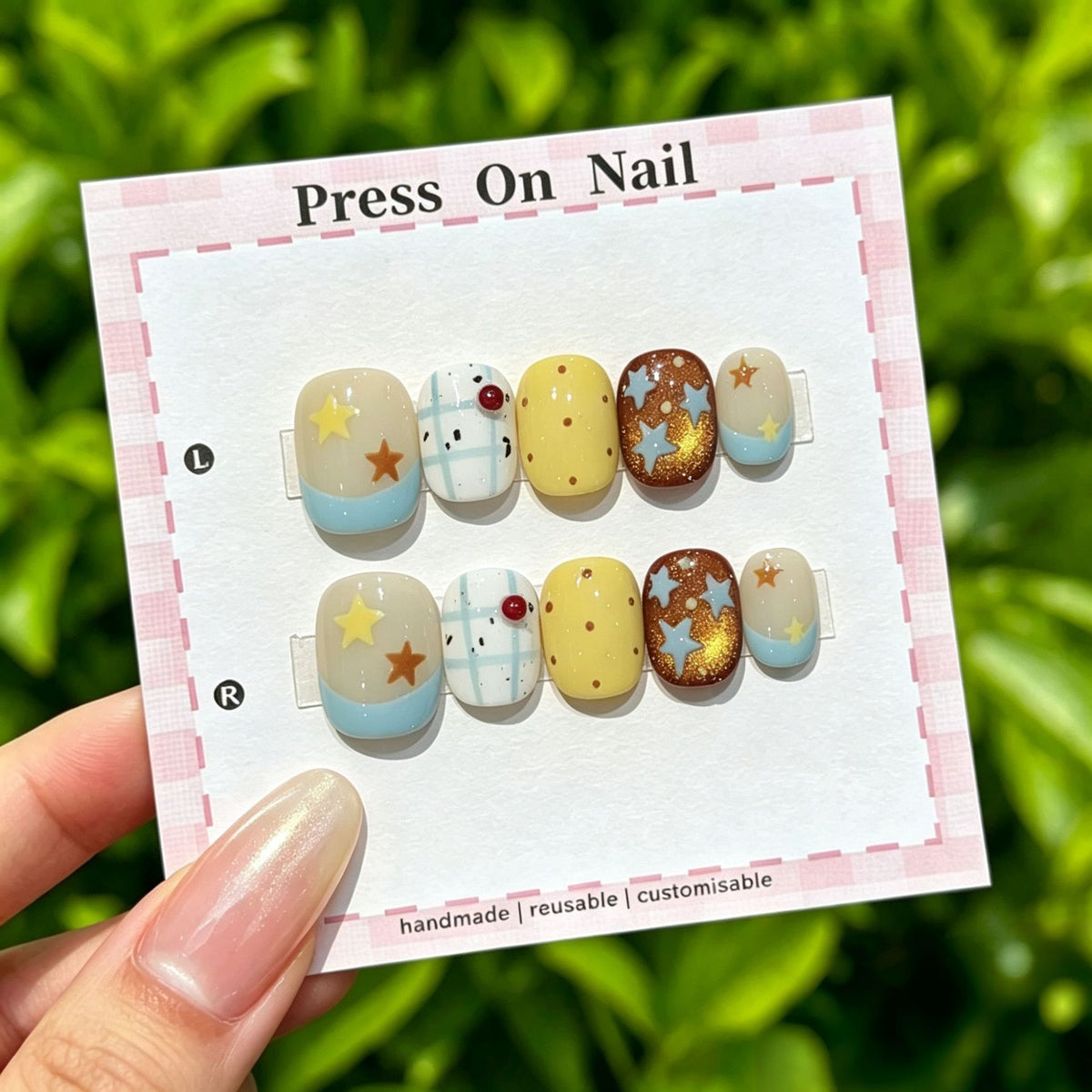 Dekoratives Press-On Nagelkunst-Set mit Kreuz- und Edelsteinakzenten
