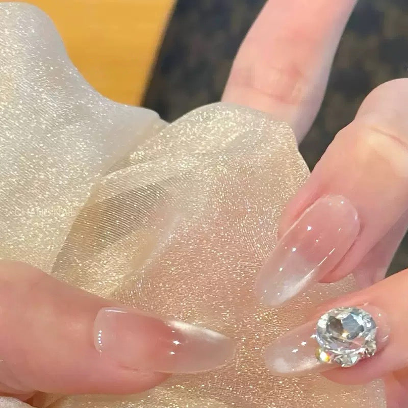 Elegante Kunstnagelspitzen mit Glitzerakzent Brehn
