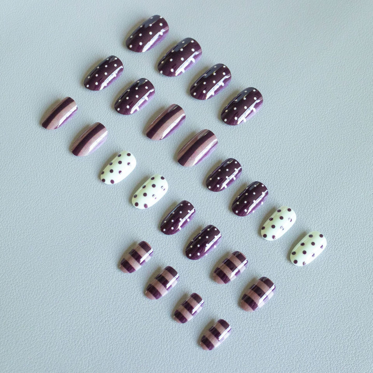 Künstlerisches Nagelkunstset mit Schokoladen- und Pünktchen-Designs