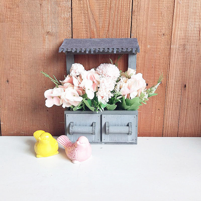 Dekorativer Blumentopf mit Dach