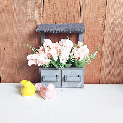 Dekorativer Blumentopf mit Dach