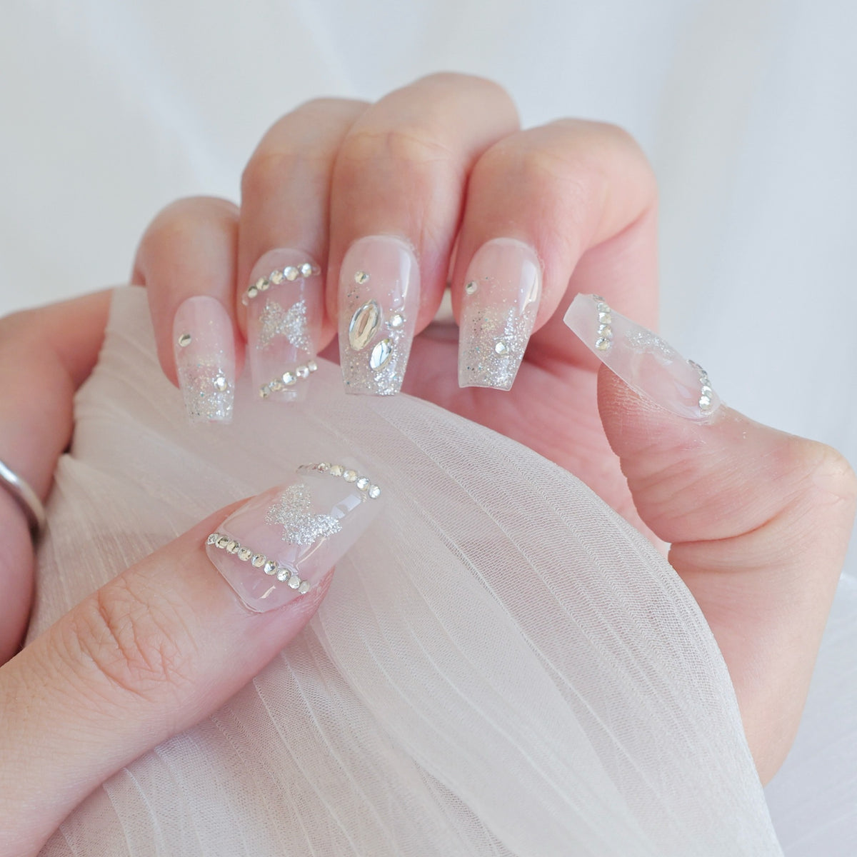 Künstlerisches Press-On Nagelkunstset mit Herz- und himmlischen Designs