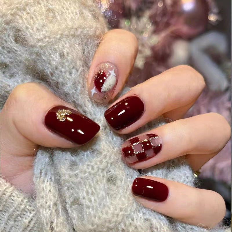 Trendige Nagelkunst mit edlen Akzenten Brehn